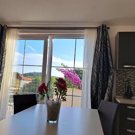 Oaza Mira * Tribunj (Sibenik-Knin)